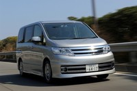 【スペック】セレナ・ライダーHPS：全長×全幅×全高＝4715×1740×1820mm／ホイールベース＝2860mm／駆動方式＝FF／2リッター直4 DOHC16バルブ（147ps/5200rpm、21.1kgm/4800rpm）／価格＝279万8250円（テスト車＝365万850円／バイキセノンヘッドランプ＋アクティブAFS＝9万4500円／カーウイングスナビゲーションシステム（HDD方式）＋後席9インチワイド液晶モニター＋ETCユニット＝49万5600円／地上デジタルテレビ放送用チューナー＝8万9250円／インテリジェントキー＋エンジンイモビライザー＋リモコンオートスライドドア（助手席側）＝12万750円／ブリリアントグリル＝5万2500円）
    