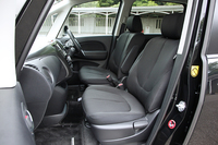 シート表皮はファブリックのみの設定。内装色はブラックのほか、ベーシックな「20C」にはベージュも用意されている。
    