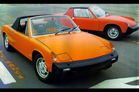 ポルシェとフォルクスワーゲンのタッグにより、1969年に生まれたスポーツカー「VW-ポルシェ914」。フォルクスワーゲン製のフラット4とポルシェ製のフラット6、2種類のエンジンがミドに積まれた。