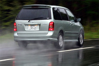 【スペック】Sports 3リッター：全長×全幅×全高＝4785×1830×1760mm/ホイールベース＝2840mm/車重＝1720kg/駆動方式＝/3リッターV6DOHC24バルブ（197ps/6300rpm、27.2kgm/4750rpm）/車両本体価格＝256.8万円（テスト車＝329.3万円)テスト車は、リアエンターテインメントパッケージ（72.5万円）装着車。サイドエアバッグ、ディスチャージヘッドランプ、撥水機能、格納式センターテーブル、DVDナビゲーションシステム（9スピーカー）、リア100V電源ソケット（外部入力端子付き）、電動両側スライドドア、が含まれる。