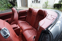 後席のレッグスペースは従来型より35mm拡大されたため、大人ふたりがそれほど窮屈な思いをしないで座れるようになっている。