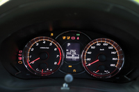 メーターの中央には、アイサイトに搭載される各種機能の作動状況や、燃費をはじめとした走行情報などを表示するディスプレイが備わる。