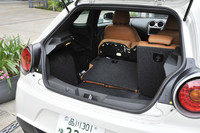 荷室は、6：4分割式のリアシートを倒すことで容量を拡大できるが、フルフラットにはならない。