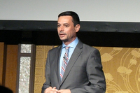 発表会で登壇するマセラティ ジャパンのファブリッツィオ・カッツォーリ代表取締役社長。
    