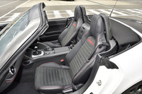 インパネは「ロードスター」のものを受け継ぐが、シートは背面がソフトなオリジナルのものが与えられている。標準シートの表皮はアルカンターラ／レザー。