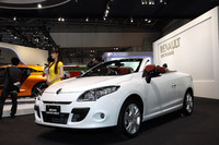 2012年市販予定の新型「メガーヌ グラスルーフ カブリオレ」。
