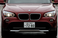 2009年9月のフランクフルトショーでお披露目された「X1」が早くもニッポン上陸。フロントのエアインテーク下でシルバーに光るアンダー・ガードが「Xシリーズ」らしさだとBMWはうたうけれど、個人的にはにぎやかにすぎると思った。ボンネットフード上のエンブレムからV字に伸びるラインは、3シリーズのマイチェン時に施されたのと同じお化粧。