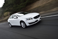 「S60 T3 SE」の第一印象は軽快感があること。車両重量は1580kgで、軸重は前980kg／後ろ600kg。それに対して「XC60 T6 AWD R-DESIGN」は順に1880kg、1100／780kgとなる（いずれも車検証記載値）。