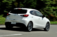 電動パワーステアリングのギア比は先代型の15.0から14.8に速められた。また、マツダの乗用車として初めてステアリングマウントをリジッド化し、リニアリティーとステアリング剛性を向上させた。