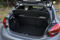 6：4分割のリアシート格納機構も含め、ラゲッジルームに関しては「GTi」から大きな変更はない。（写真をクリックすると、シートの倒れる様子が見られます）