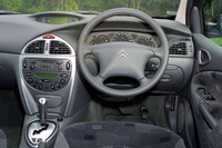 2.0のインパネまわり。3リッターモデルにはウッドパネルが奢られる。