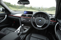 黒を基調に赤がアクセントとして用いられる「320iスポーツ」のインテリア。いかにもBMWらしいスポーティーなムードになっている。