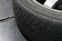 約3万kmの仕事を終えた、「ダンロップ・ルマンLM703」。スリップサインこそ出ていないが、ショルダー部はかなり摩耗していた。
