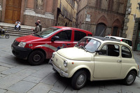 2代目「フィアット500」とともにたたずむ警備会社の2代目「パンダ」。