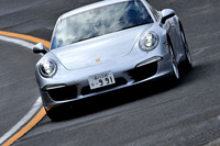 箱根のワインディングロードを行く「911カレラ」。