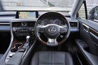 運転席まわりの様子。計器盤とダッシュボード上の大型モニター、ヘッドアップディスプレイの3要素が、少ない視線移動でさまざまな情報を把握できるという“ディスプレイゾーン”を構成する。写真はガソリンエンジン車「RX200t“バージョンL”」のコックピット。