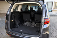 3列目シートを床下格納したラゲッジルームの様子。駆動用のバッテリーは助手席の下に搭載されるため、ラゲッジルームの仕様やシートアレンジなどは、ガソリン車とハイブリッド車で基本的に共通となっている。