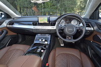 「S8」にはシリーズ中、唯一3本スポークのステアリングホイールが採用されている。