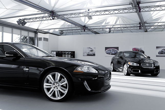 今年中に市場導入が予定される「XFR」（右）と、新エンジン搭載の「XKR」。