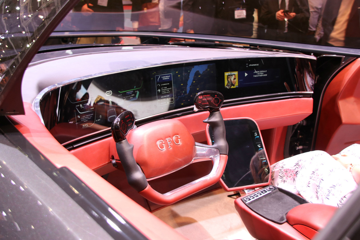 「シビラ」のコックピット周辺部。室内幅と同じ大型ディスプレイは近年のコンセプトカーの定石であるが、「ドライビングプレジャーを得るため」ステアリングホイールはあえて残されている。