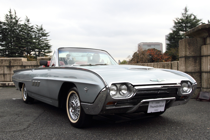 1962年「フォード・サンダーバード スポーツロードスター」。コンセプトカーの未来的なスタイリングを導入した高級パーソナルカーとして、好評を博した3代目サンダーバード。