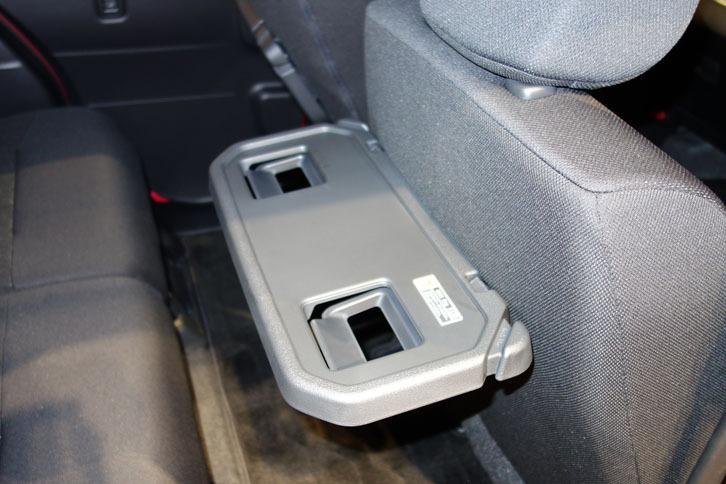 フロントシート裏に備わるシートバックテーブル。対荷重は2kgまで。