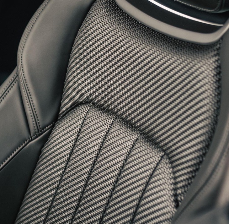 シートの背もたれと座面前方には、メッシュ状に織り上げられたナッパレザーがあしらわれる。