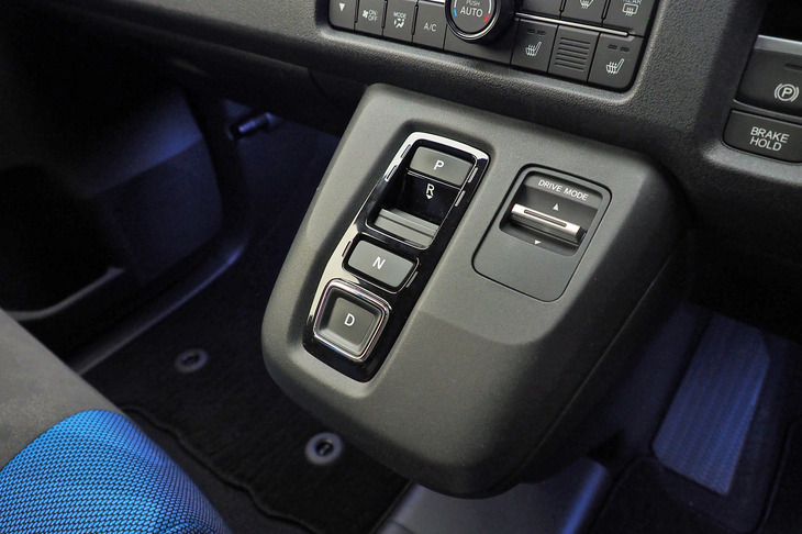 プッシュスイッチ式のシフトセレクターは、ホンダ車でおなじみのデザイン。シフトセレクターの右には、ドライブモードの切り替えスイッチが備わる。