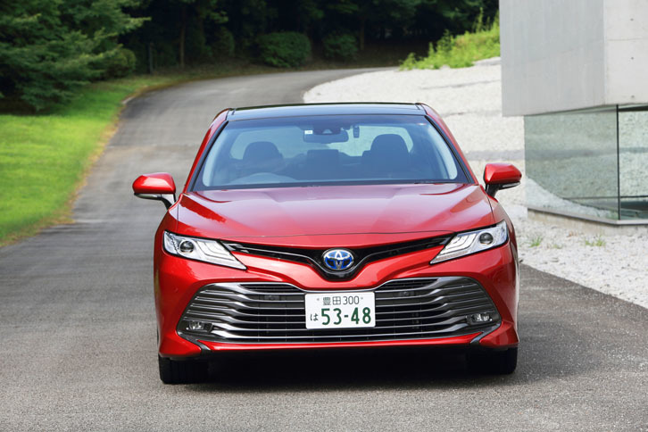 2017年1月のデトロイトショーで世界初公開され、同年7月に国内で発売された新型「カムリ」。始祖とされる「セリカカムリ」（1980年）から数えて10代目、純粋な「カムリ」としては9代目にあたる。