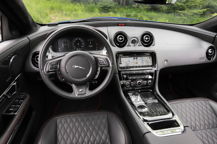 「XJR575」のインストゥルメントパネルまわり。2018年モデルからは、ダッシュボードのタッチスクリーンが10.2インチへとサイズアップされた。