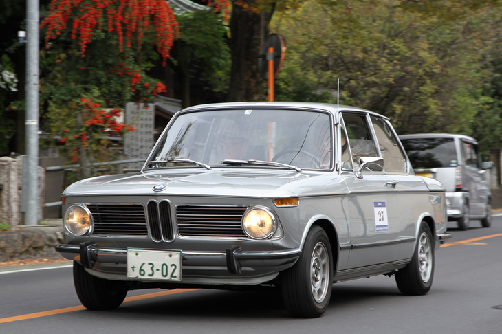 1972年「BMW 2002tii」。スポーツサルーンとしてのBMWの評価を決定づけ、ツーリングレースでも大活躍した通称“マルニ”の（「ターボ」を除く）トップグレード。今日の「3シリーズ」のルーツ。