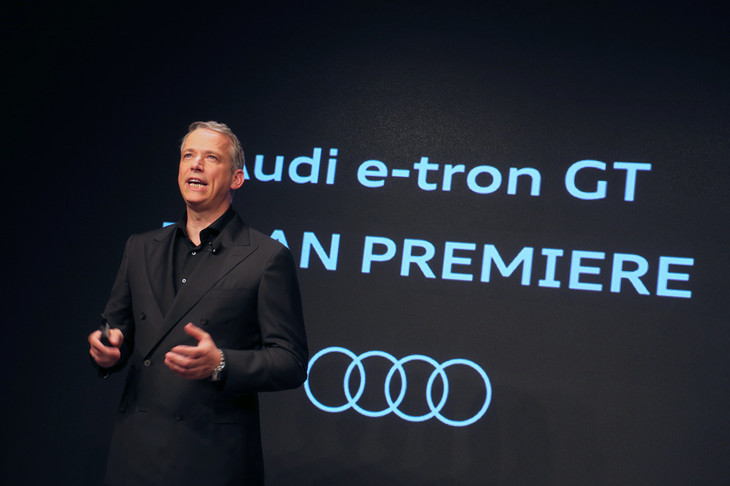 プレスカンファレンスにおいて、「e-tron GT」の特徴を説明するアウディ ジャパンのフィリップ・ノアック代表取締役社長。同車について「アウディの新たなブランドアイコン」であると語った。