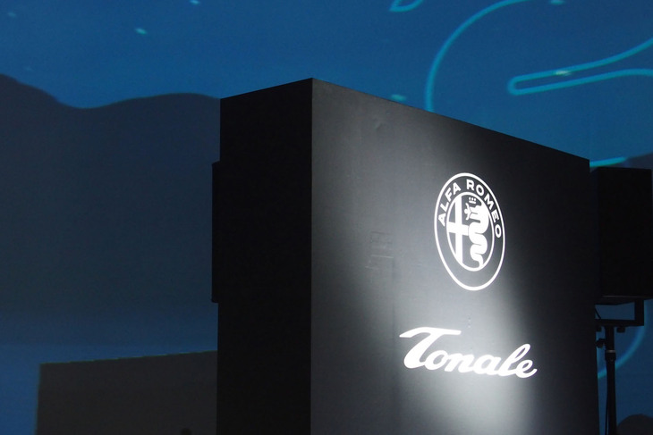 「アルファ・ロメオ・トナーレ」の発表会場の様子。