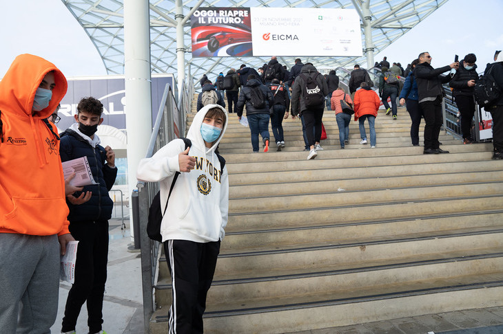 会場のエントランスで写真を撮っていたところ、「オレも撮ってよ！」と駆け寄ってきた男子グループのひとり。カメラを持ってウロウロしていると、こんな風に声をかけられることも多い。