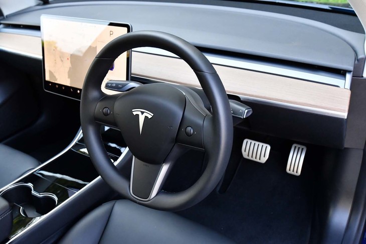 コックピット周辺部もシンプル。ステアリングスイッチは、わずかに2つのローラーダイヤルがあるのみ。