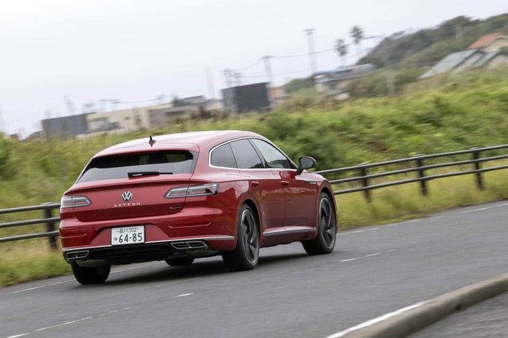 運転支援システムについては、同一車線内での走行をキープする「トラベルアシスト」や、緊急停止支援システム「エマージェンシーアシスト」が全車に備わる。