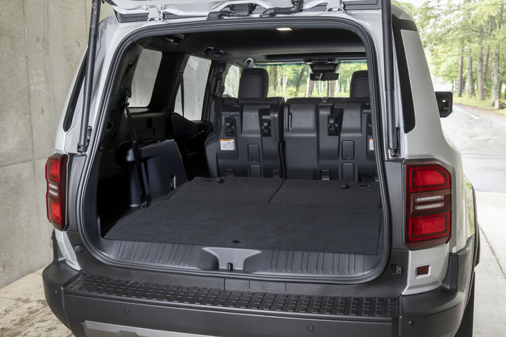 3列目を収納し、2列目をタンブルアップしてみる。3列目の跡地は見事にフラットになっているが、そのぶん少しだけ床が高くなっている。