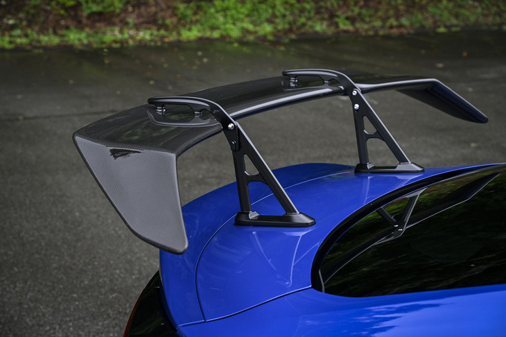 スバルBRZ STI Sport（STIパーツ装着車／STIドライカーボンリアスポイラー）