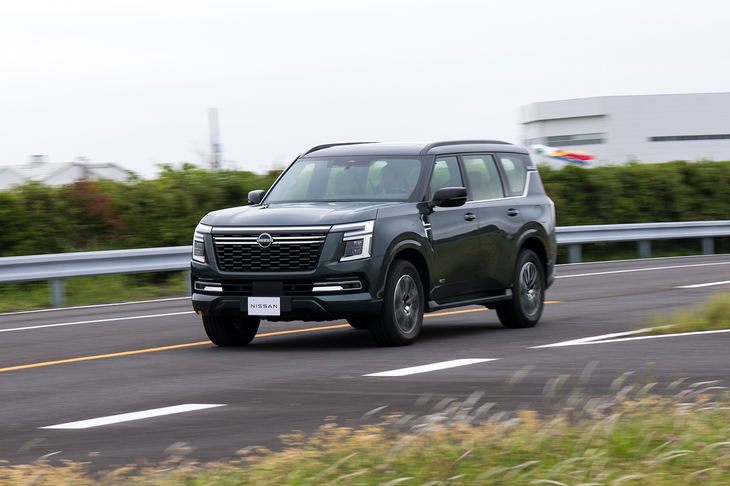 上位グレードの「LEプラチナム シティー」はエアサスを、試乗車の「LEチタニウム」はコイルサスを装備。どちらも電子制御式の可変ダンパーを使っている。