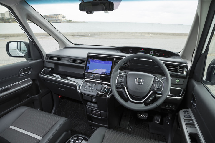 ブラックのカラーリングでまとめられたコックピット周辺部はシルバーのアクセントで飾られる。専用のフロアカーペットマットやスポーツペダルも特徴的な装備のひとつ。