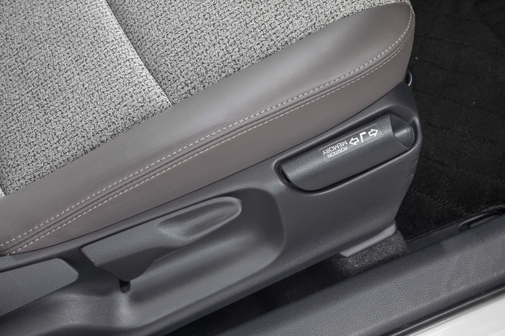 新型「ヤリス」には、あらかじめ設定しておいたシートポジションが簡単なレバー操作で再現できる「運転席イージーリターン機能」が備わる。