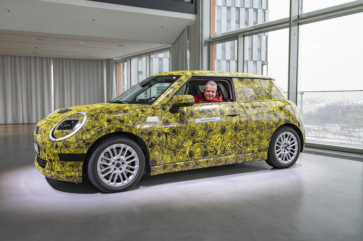 「MINIクーパー」はカッコイイ。全長は3.80mと、以前よりひと回り短くなっている。ガソリンエンジンと、オール電化のモデルが用意される。市場投入は2024年夏。