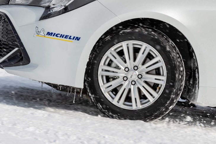 「クロスクライメート2」なら雪道も走れるというミシュランのアピールにウソはなし。それでも路面がアイスバーン状態に近づくと、ポテンシャルの限界は感じられた。