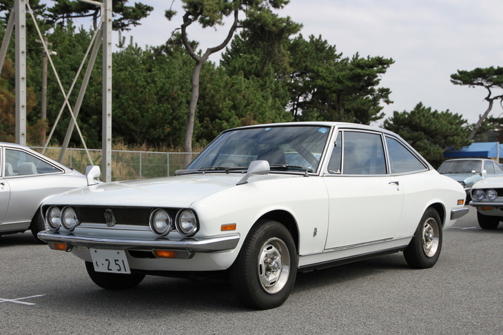 1973年3月にマイナーチェンジを受けた、いわゆる「量産丸目」モデル。ボディーパネルがすべて機械プレスとなり、前後の表情も変わった。タイヤ／ホイールが14インチから13インチとなり、エンジンはそれまでのDOHC 1.6リッター／SOHC 1.8リッターから双方とも1.8リッターに。価格はハンドメイド時代の136万～187万円から96万4000～160万9000円へと大幅に下がった。