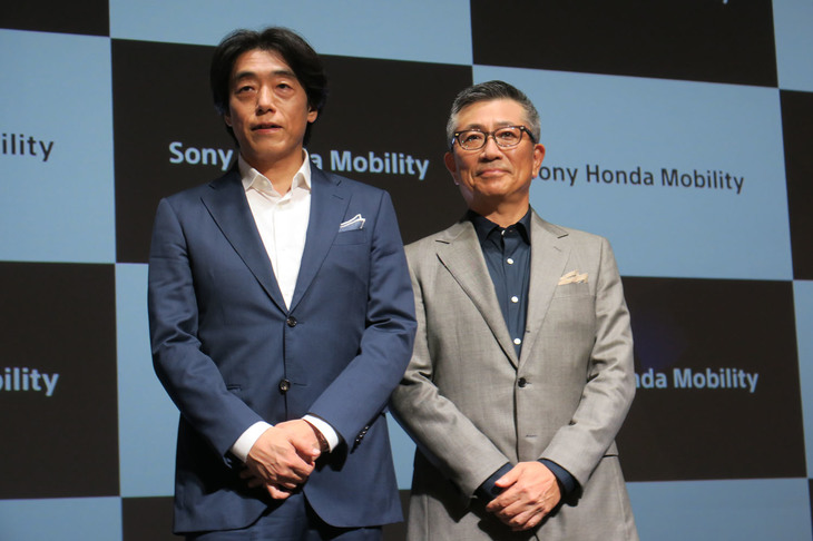 ソニー・ホンダモビリティの水野泰秀代表取締役会長兼CEO（写真右）と川西 泉代表取締役社長兼COO（同左）。