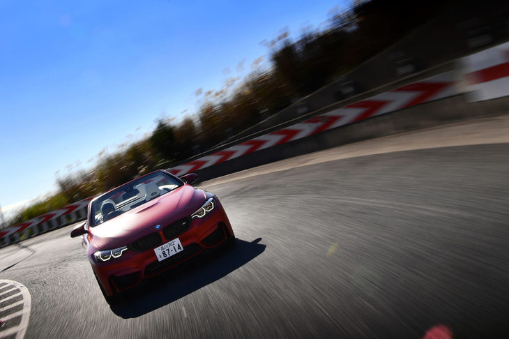 「M4カブリオレ コンペティション」の車重はクーペモデルより240kg増しとなるが、前後の重量配分はほぼ50：50がキープされている。