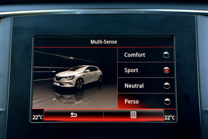 走行モードの選択画面。コンフォート、スポーツ、ニュートラル、ペルソ（パーソナル）の4モードが選べ、スポーツモード選択時のみ、後輪の操舵方向の切り替えタイミングが80km/hに高められる。