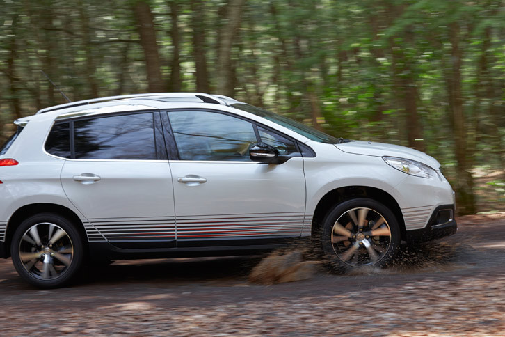 ラフロードを行く「2008 CROSSCITY」。駆動方式はFFだが、165mmの最低地上高と「グリップコントロール」の採用により、十分な走破性能が確保されている。