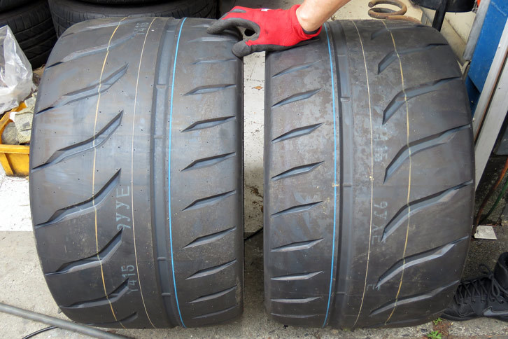 わが「バイパー」用のリアタイヤ。イン・アウトの指定はあるくせに、右用も左用もトレッドパターンの向きが一緒なので、装着時には写真のように、左右で向きが逆になる。