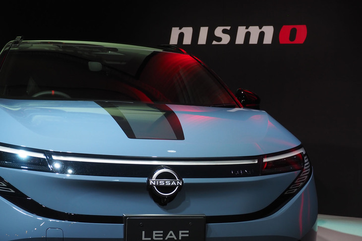 「LEDヘッドランプ」や「シグネチャーLEDヘッドランプ」「センターのLEDアクセントランプ」は、全車に標準で装備される。